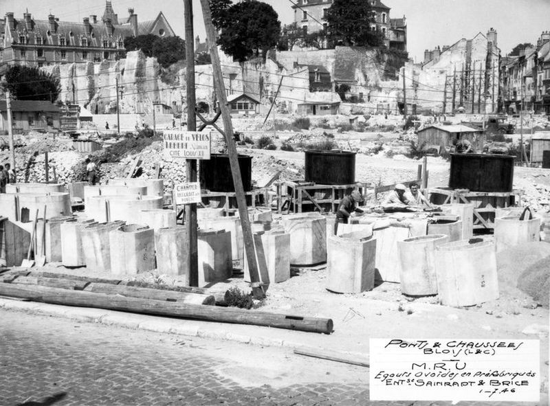 Vue du chantier. Egouts ovoïdes préfabriqués. 1-07-1946. (Archives départementales de Loir-et-Cher, Blois, 1029 W 89).