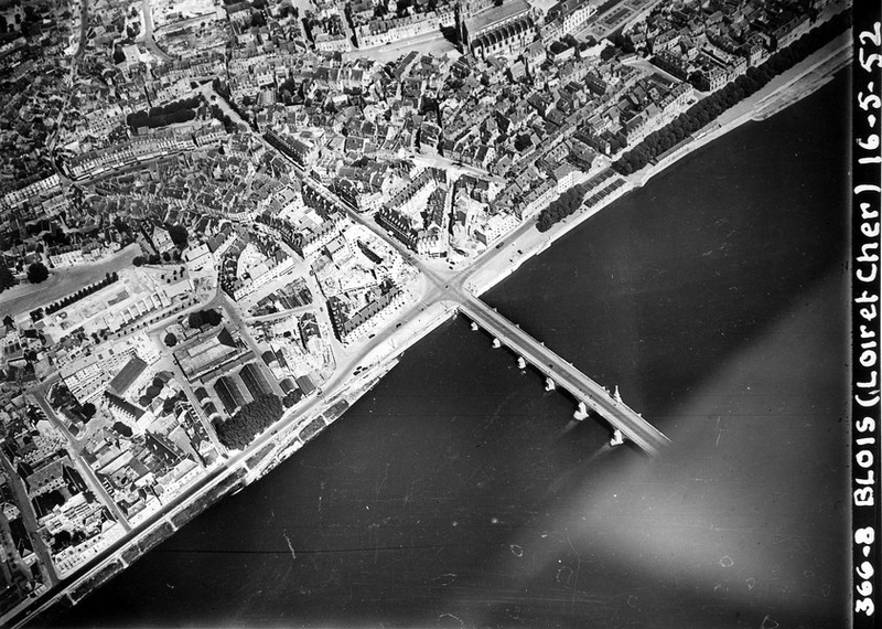 Vue aérienne, 16-05-1952. (Archives départementales de Loir-et-Cher, Blois, 1029 W 89). ; Vue aérienne de la ville en mai 1952 : l'emplacement du futur îlot E est encore encombré par du matériel de chantier et des baraquements. (Archives départementales de Loir-et-Cher, Blois, 1029 W 89).