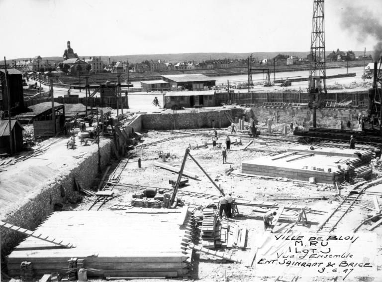 Vue du chantier de construction de l'îlot J, au premier plan, des pieux frettés, prêts à être utilisés pour les fondations, 3-06-1947. (Archives départementales de Loir-et-Cher, Blois, 1195 W 44). ; Vue d'ensemble prise depuis le nord, au premier plan, des pieux frettés, prêts à être utilisés pour les fondations, 3-06-1947. (Archives départementales de Loir-et-Cher, Blois, 1195 W 44).