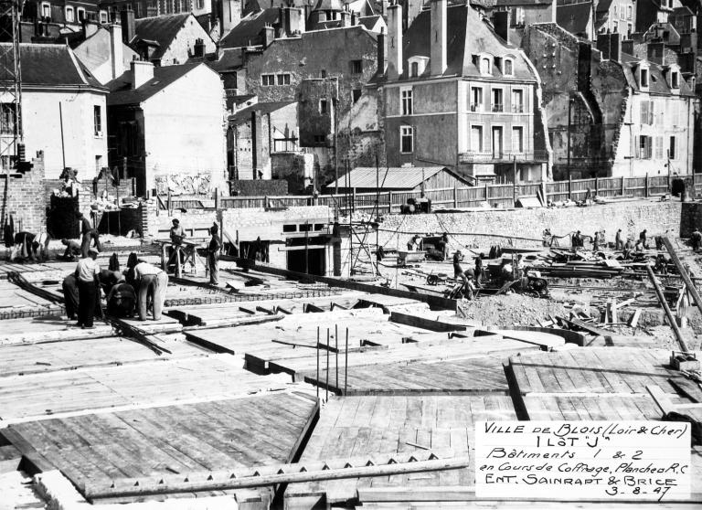 Coffrage du plancher du rez-de-chaussée de deux immeubles du début de la rue Denis-Papin, 3-08-1947. (Archives départementales de Loir-et-Cher, Blois, 1195 W 44).