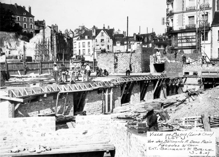 Façades sur cour des immeubles de la rue Denis-Papin en maçonnerie de moellon et brique, 3-08-1947 (Archives départementales de Loir-et-Cher, Blois, 1195 W 44).