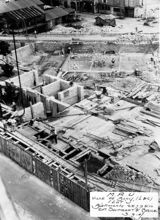 Immeubles 5-6-7-9 et 10, préparation du coffrage des planchers des rez-de-chaussée, 3-09-1947. (Archives départementales de Loir-et-Cher, Blois, 1195 W 44).