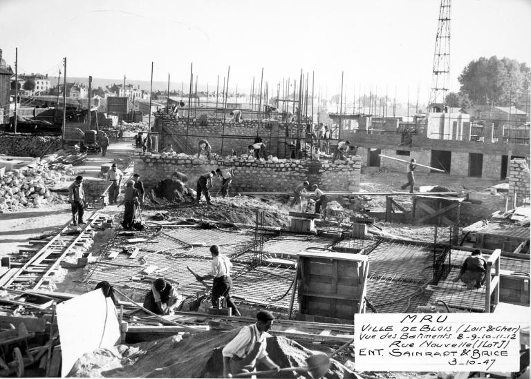 Préparation du plancher en béton armé du rez-de-chaussée, 3-10-1947. (Archives départementales de Loir-et-Cher, Blois, 1195 W 44). ; Préparation du plancher en béton armé du rez-de-chaussée, 7 rue du Poids-du-Roi, îlot J, 3-10-1947. (Archives départementales de Loir-et-Cher, Blois, 1195 W 44). ; Immeubles de la rue Henry-Drussy vus depuis le nord, au premier plan préparation du ferraillage du plancher du rez-de-chaussée, 3-10-1947. (Archives départementales de Loir-et-Cher, Blois, 1195 W 44).