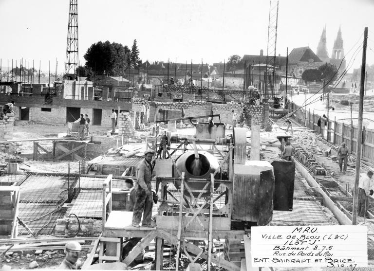 Immeubles de la rue du Poids-du-Roi, travaux des rez-de-chaussée des immeubles, ferraillage des planchers, montage des murs séparatifs en moellon, 3-10-1947. (Archives départementales de Loir-et-Cher, Blois, 1195 W 44).