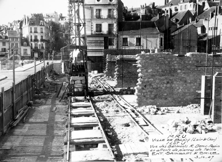 Immeubles de la rue Denis-Papin en attente de pierre de taille, 3-10-1947. (Archives départementales de Loir-et-Cher, Blois, 1195 W 44).