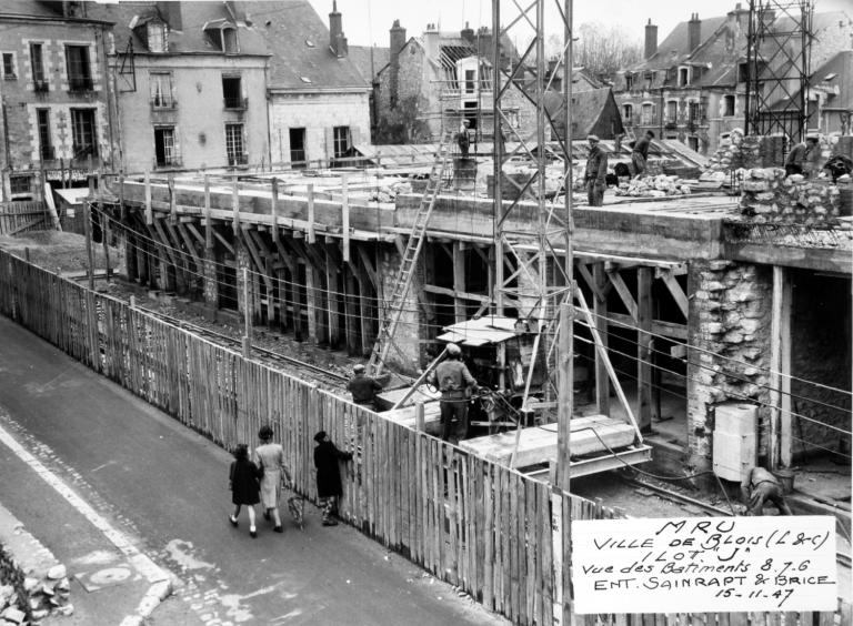 Sur la gauche, état des travaux, 15-11-1947. (Archives départementales de Loir-et-Cher, Blois, 1195 W 44). ; Immeubles de la rue du Poids-du-Roi, 15-11-1947. (Archives départementales de Loir-et-Cher, Blois, 1195 W 44).