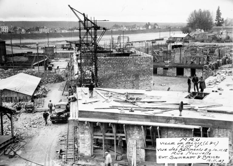 Au premier plan, le plancher en béton armé du premier étage a été coulé, 15-11-1947. (Archives départementales de Loir-et-Cher, Blois, 1195 W 44). ; Immeubles de la place Ave-Maria et de la rue Henry-Drussy, 15-11-1947. (Archives départementales de Loir-et-Cher, Blois, 1195 W 44).