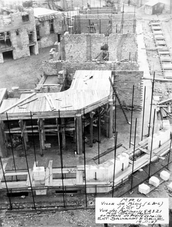 Immeubles de la rue Denis-Papin en attente de pierre de taille, 15-11-1947. (Archives départementales de Loir-et-Cher, Blois, 1195 W 44).