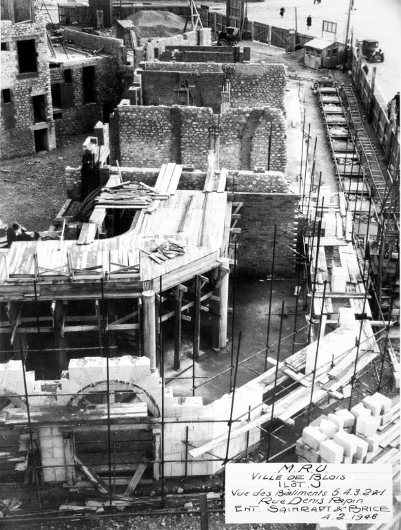 Immeubles de la rue Denis-Papin, construction des façades sur rue en pierre de taille et moellon en remplissage, 4-02-1948.  (Archives départementales de Loir-et-Cher, Blois, 1195 W 44).