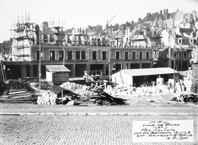 Travaux en cours au deuxième étage, 02-1948. (Archives départementales de Loir-et-Cher, Blois, 1195 W 44). ; Immeubles de la rue Henry-Drussy, vus depuis les quais, 4-02-1948.  (Archives départementales de Loir-et-Cher, Blois, 1195 W 44).