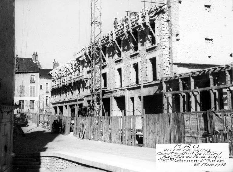 Travaux en cours au deuxième étage, 03-1948. (Archives départementales de Loir-et-Cher, Blois, 1195 W 44). ; Immeubles de la rue du Poids-du-Roi, construction des combles, 24-03-1948. (Archives départementales de Loir-et-Cher, Blois, 1195 W 44).