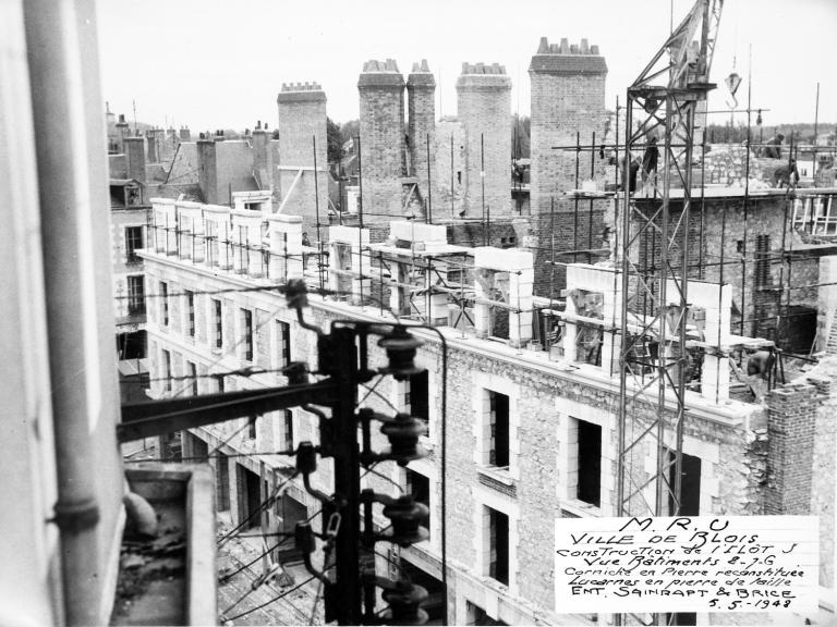 Construction de l'étage de comble, 05-1948. (Archives départementales de Loir-et-Cher, Blois, 1195 W 44). ; Immeubles de la rue du Poids-du-Roi, corniche en pierre reconstituée, lucarnes en pierre de taille, 5-05-1948. (Archives départementales de Loir-et-Cher, Blois, 1195 W 44).