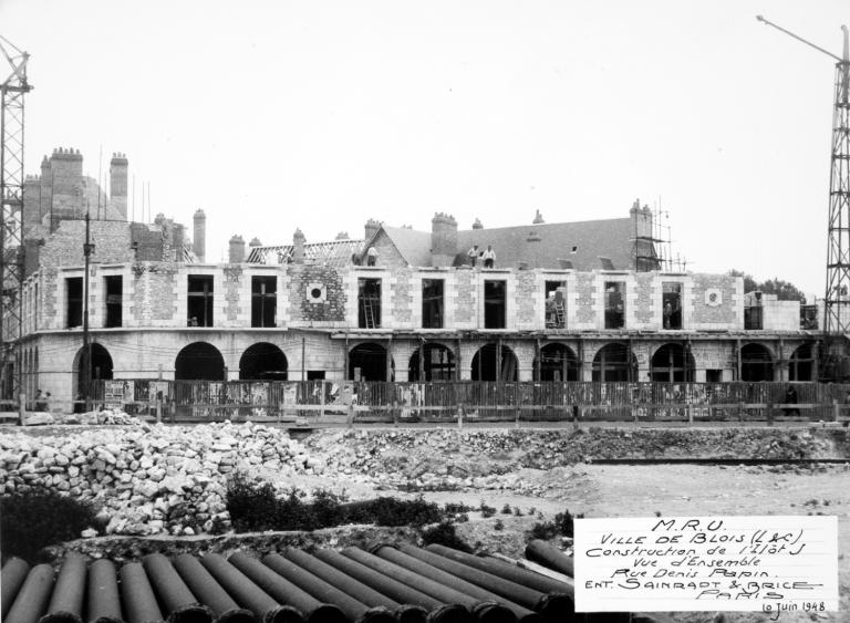 Vue d'ensemble de la rue Denis-Papin depuis le sud-ouest, 10-06-1948. (Archives départementales de Loir-et-Cher, Blois, 1195 W 44).