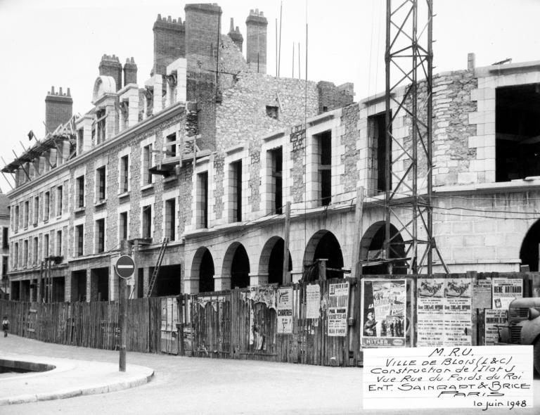 Rue du Poids-du-Roi vue depuis l'ouest, 10-06-1948. (Archives départementales de Loir-et-Cher, Blois, 1195 W 44).