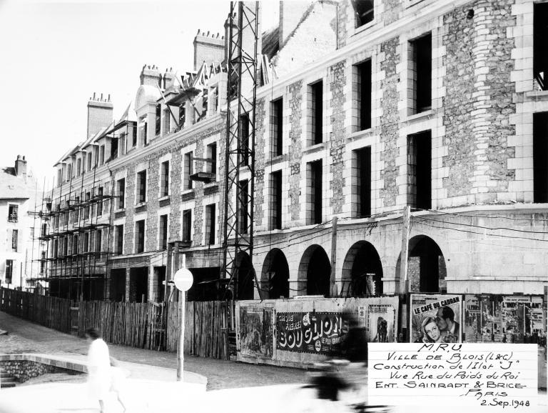 Travaux de couverture, 09-1948. (Archives départementales de Loir-et-Cher, Blois, 1195 W 44). ; Rue du Poids-du-Roi vue depuis l'ouest, dans l'attente de l'enduit et de la couverture, 2-09-1948. (Archives départementales de Loir-et-Cher, Blois, 1195 W 44).