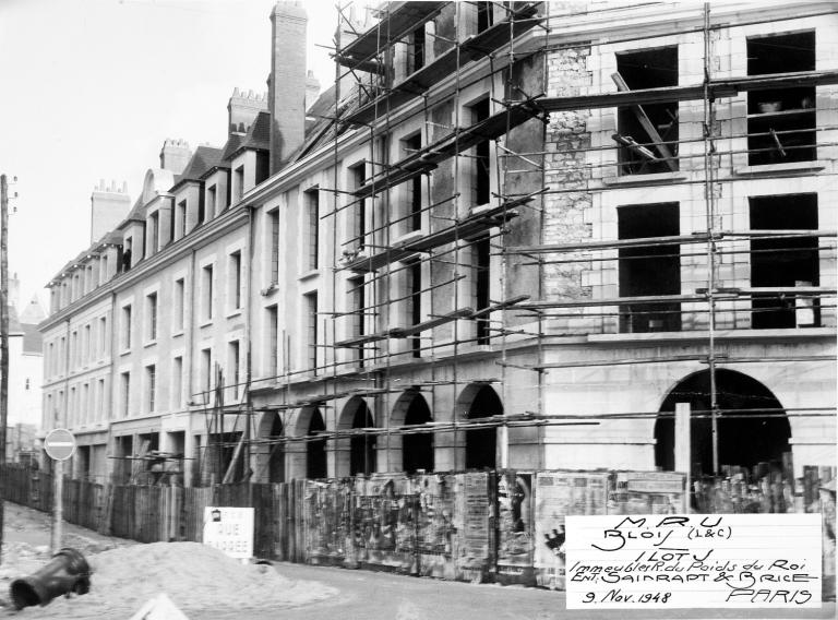 Immeubles de rue du Poids-du-Roi, les immeubles sont couverts, la pose de l'enduit est en cours, 9-11-1948. (Archives départementales de Loir-et-Cher, Blois, 1195 W 44).