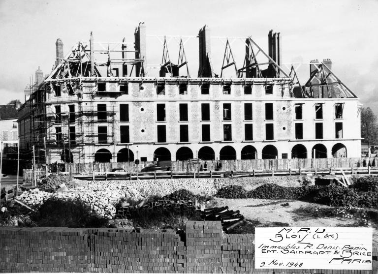 Immeubles de la rue Denis-Papin, vus depuis le sud-ouest, début des travaux des étages de combles, 9-11-1948. (Archives départementales de Loir-et-Cher, Blois, 1195 W 44).