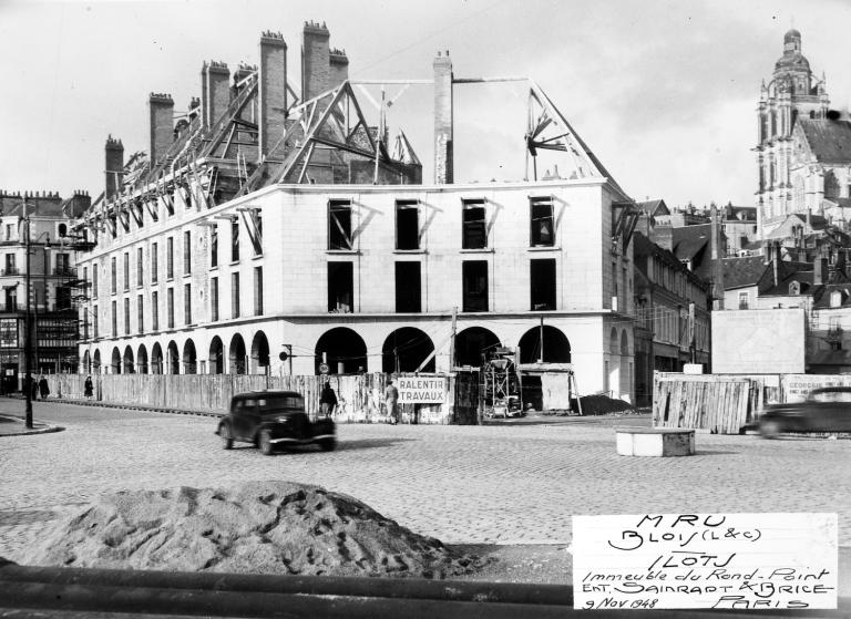 Vue d'ensemble depuis le rond-point, les immeubles de la rue Denis-Papin sont toujours en attente de couverture, 9-11-1948 (Archives départementales de Loir-et-Cher, Blois, 1195 W 44).