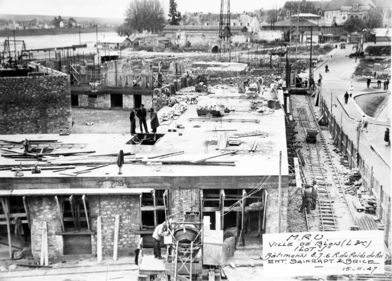 Angle de l'immeuble entre la place et la rue du Poids-du-Roi, le plancher du premier étage a été coulé, 15-11-1947. (Archives départementales de Loir-et-Cher, Blois, 1195 W 44). ; Immeubles de la rue du Poids-du-Roi, les planchers du 1er étage sont coulés, on monte les murs de moellon, 15-11-1947. (Archives départementales de Loir-et-Cher, Blois, 1195 W 44).