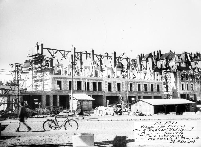 Pose de la charpente des immeubles de la rue Henry-Drussy, 24-03-1948.  (Archives départementales de Loir-et-Cher, Blois, 1195 W 44).