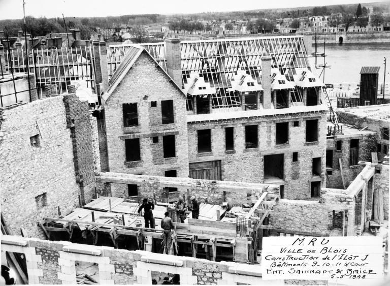 Façade sur cour des immeubles de la rue Henry-Drussy, 5-05-1948.  (Archives départementales de Loir-et-Cher, Blois, 1195 W 44).