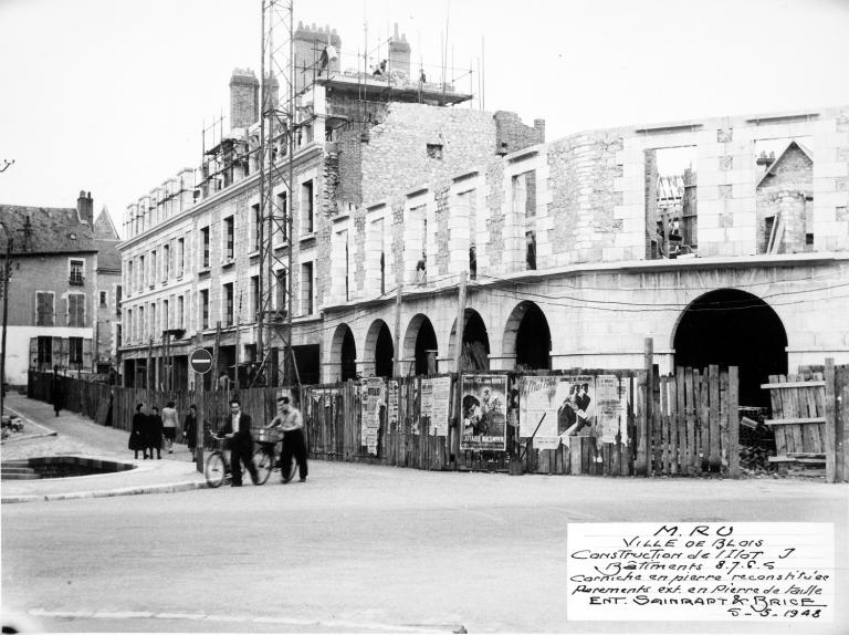 Immeubles de la rue du Poids-du-Roi, corniche en pierre reconstituée parements extérieurs en pierre de taille, 5-05-1948 (Archives départementales de Loir-et-Cher, Blois, 1195 W 44).