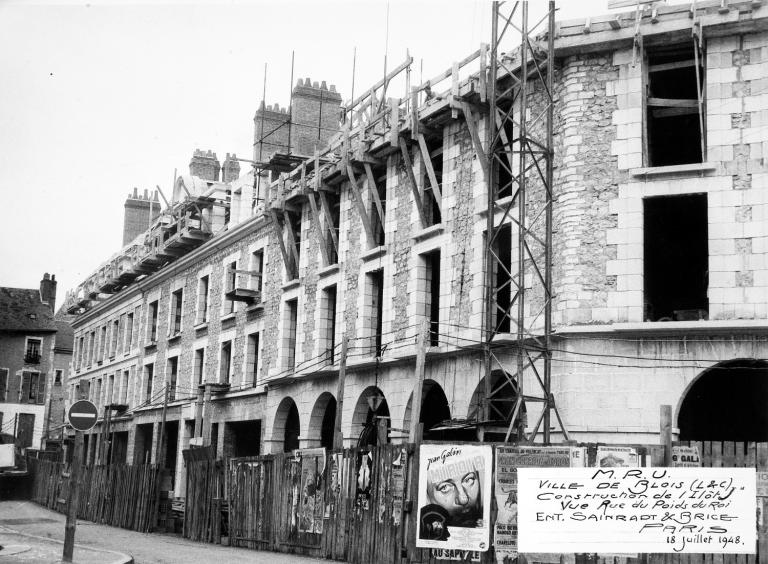 Les travaux sont en cours dans l'étage de comble. La corniche en pierre reconstituée a été installée, 18-07-1948. (Archives départementales de Loir-et-Cher, Blois, 1195 W 44). ; Rue du Poids-du-Roi vue depuis l'ouest, 18-07-1948. (Archives départementales de Loir-et-Cher, Blois, 1195 W 44).