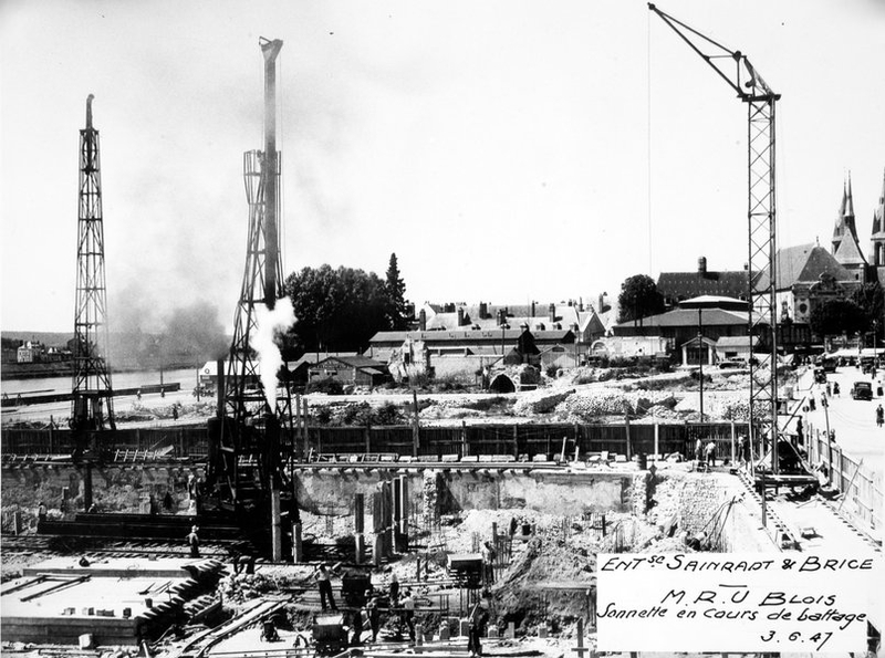 Travaux de fondation, la sonnette, ici en cours de battage, enfonce les pieux frettés dans le sol, 3-06-1947. (Archives départementales de Loir-et-Cher, Blois, 1195 W 44). ; Travaux de fondation, la sonnette, ici en cours de battage, enfonce les pieux frettés dans le sol, 3-06-1947 (Archives départementales de Loir-et-Cher, Blois, 1195 W 44).