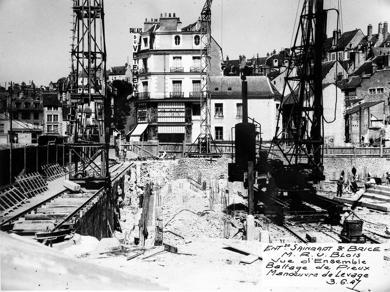 Travaux de fondations : battage de pieux, manoeuvre de levage, 3-,6-1947. (Archives départementales de Loir-et-Cher, Blois, 1195 W 44). ; Travaux de fondation : battage de pieux, manoeuvre de levage, 3-06-1947. (Archives départementales de Loir-et-Cher, Blois, 1195 W 44).