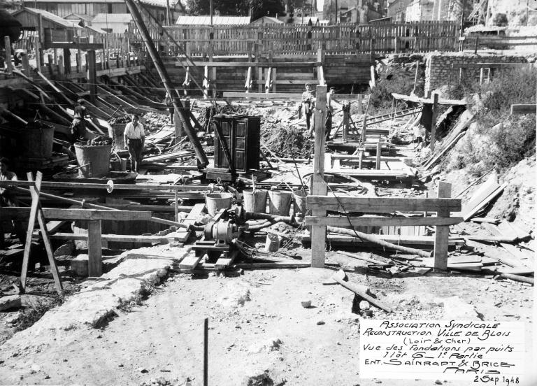 Fondations par puits, Ilot G, 1948. (Archives départementales de Loir-et-Cher, Blois, 1195 W 44). ; Fondations par puits de l'îlot G, 2-09-1948 (Archives départementales de Loir-et-Cher, Blois, 1195 W 44).