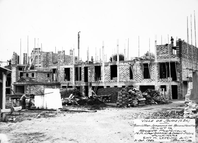 Travaux en cours, façade sur le coeur d'îlot des immeubles de la rue de la Chaîne, 31-10-1950. (Archives départementales de Loir-et-Cher, Blois, 1195 W 44). ; Façade sur le coeur d'îlot, 31-10-1950. (Archives départementales de Loir-et-Cher, Blois, 1195 W 44).