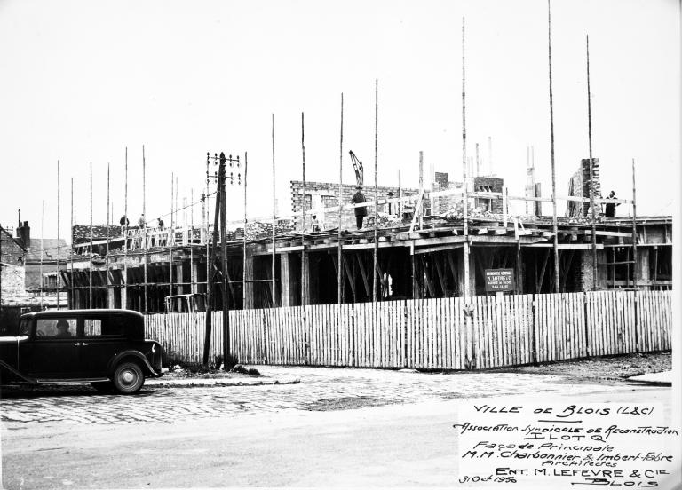 Travaux en cours, façade sur rue des immeubles de la rue de la Chaîne, 31-10-1950. (Archives départementales de Loir-et-Cher, Blois, 1195 W 44). ; Façade principale, 31-10-1950. (Archives départementales de Loir-et-Cher, Blois, 1195 W 44).