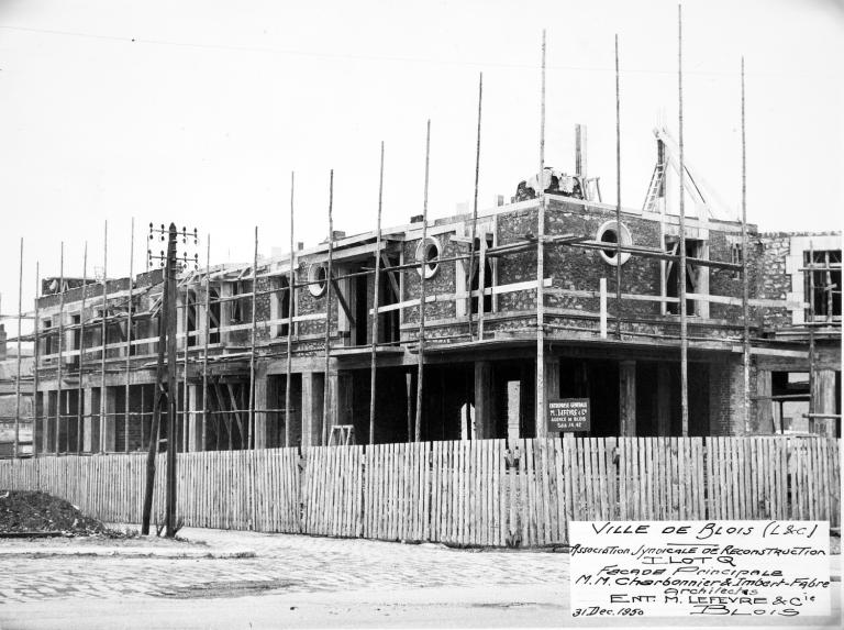 Travaux en cours, façade sur rue des immeubles de la rue de la Chaîne, 31-12-1950. (Archives départementales de Loir-et-Cher, Blois, 1195 W 44). ; Façade principale, 31-12-1950 (Archives départementales de Loir-et-Cher, Blois, 1195 W 44).