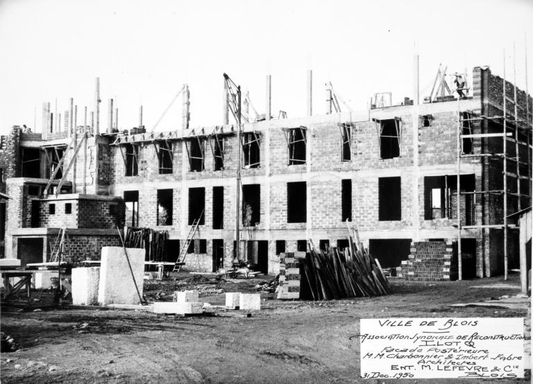 Travaux en cours, façade sur le coeur d'îlot des immeubles de la rue de la Chaîne, 31-12-1950. (Archives départementales de Loir-et-Cher, Blois, 1195 W 44). ; Façade sur le coeur d'îlot, 31-12-1950. (Archives départementales de Loir-et-Cher, Blois, 1195 W 44).