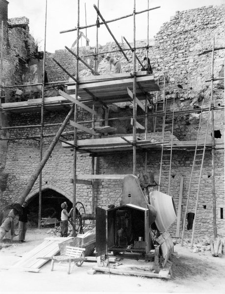 Restauration des remparts par l'entreprise Lefèvre et Cie, 21 octobre 1947. (Archives départementales de Loir-et-Cher, Blois, 1195W44).