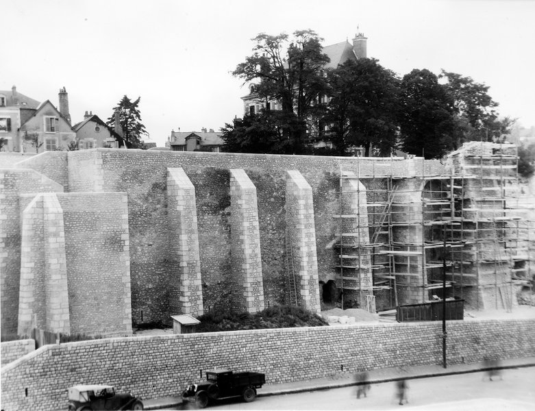 Restauration des remparts par l'entreprise Lefèvre et Cie, 25 octobre 1948. (Archives départementales de Loir-et-Cher, Blois, 1195W44).