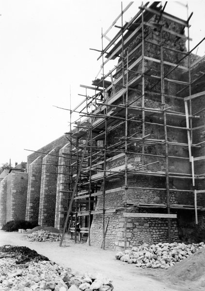 Restauration des remparts par l'entreprise Lefèvre et Cie, 25 octobre 1948. (Archives départementales de Loir-et-Cher, Blois, 1195W44).