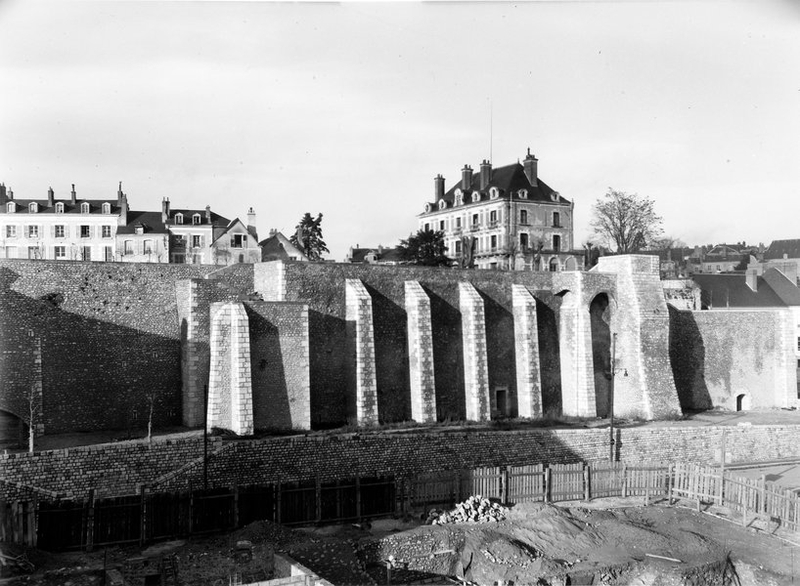 Restauration des remparts par l'entreprise Lefèvre et Cie, 1948. (Archives départementales de Loir-et-Cher, Blois, 1195W44).