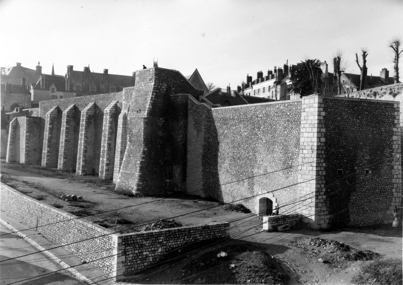 Restauration des remparts par l'entreprise Lefèvre et Cie, 1948. (Archives départementales de Loir-et-Cher, Blois, 1195W44).