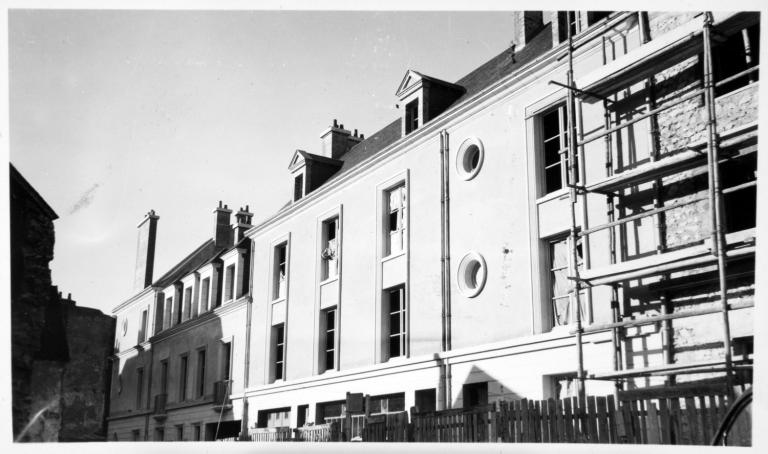 Ilot P en cours de construction, façade sur la rue du Premier-Septembre, vers 1950. (Archives départementales de Loir-et-Cher, Blois, 1195 W 44 ; 3 Fi 6459).