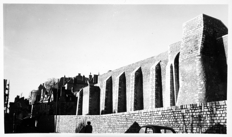 Restauration des remparts par l'entreprise Lefèvre et Cie, 1948. (Archives départementales de Loir-et-Cher, Blois, 1195W44 ; 3 Fi 6462).