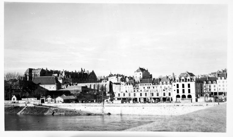 Ilot I en cours de construction, vue de la façade sur les quais, sans date. (Archives départementales de Loir-et-Cher, Blois, 1195 W 44 ; 3 Fi 6464).