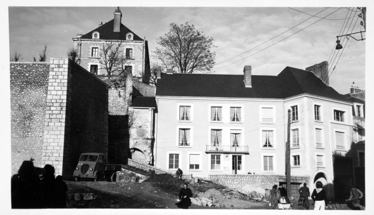 Ilot N, seconde moitié des années cinquante. (Archives départementales de Loir-et-Cher, Blois, 1195 W 44 ; 3 Fi 6465). ; Façade sur la rue Saint-Martin, seconde moitié des années cinquante. (Archives départementales de Loir-et-Cher, Blois, 1195 W 44 ; 3 Fi 6465).