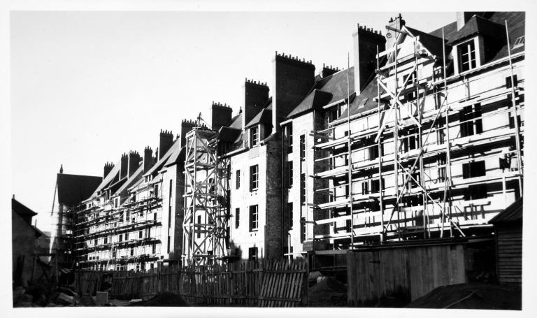 Ilot P en cours de construction, façade donnant sur le coeur d'îlot, vers 1950. (Archives départementales de Loir-et-Cher, Blois, 1195 W 44 ; 3 Fi 6466).