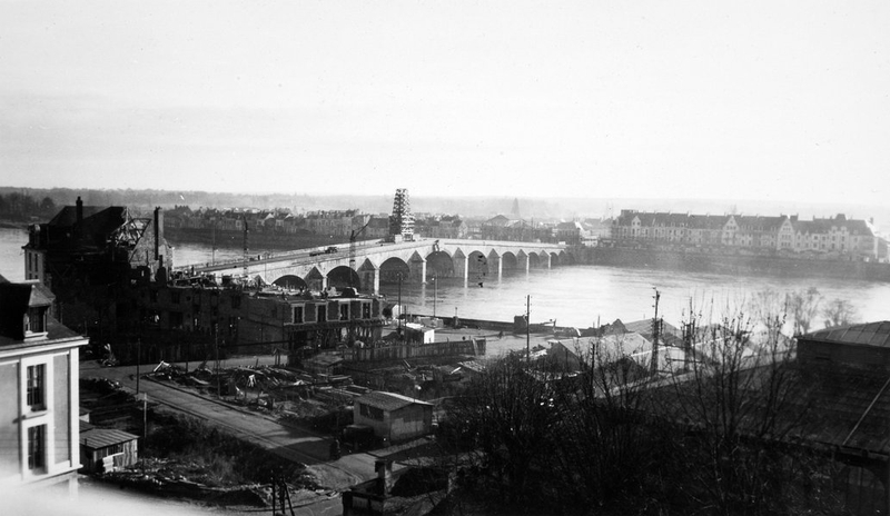 La rive droite et le pont vus depuis les remparts du château, début des années cinquante. (Archives départementales de Loir-et-Cher, Blois, 1195W44).