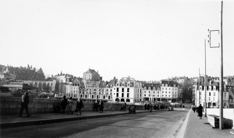 La tête de pont en cours de construction, vue depuis le pont, début des années cinquante. (Archives départementales de Loir-et-Cher, Blois, 1195W44). ; Vue de la tête de pont en cours de construction, vers 1950-51. (Archives départementales de Loir-et-Cher, Blois, 1195W44).