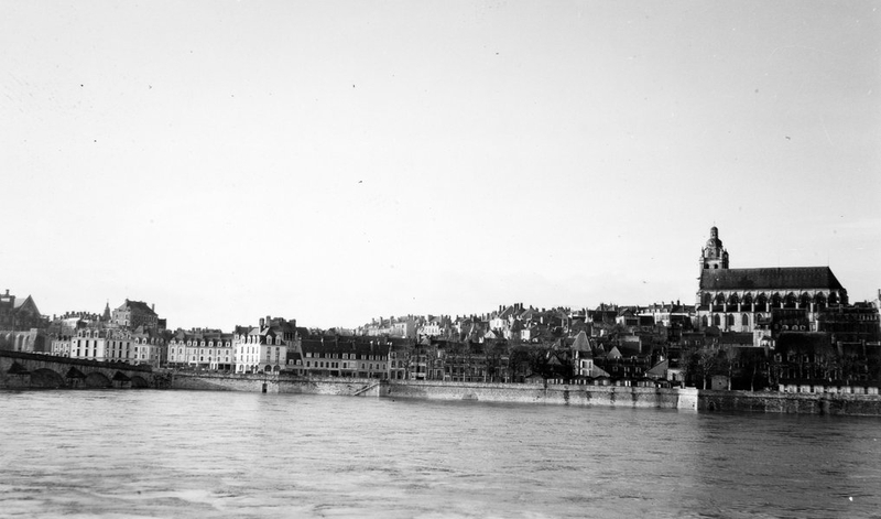 La rive droite vue depuis Vienne, début des années cinquante. (Archives départementales de Loir-et-Cher, Blois, 1195W44).