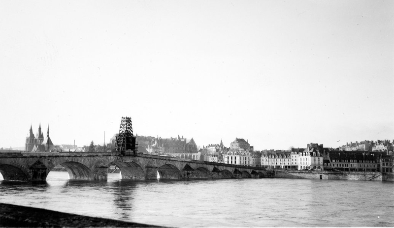 La rive droite et le pont vus depuis Vienne, vers 1950. (Archives départementales de Loir-et-Cher, Blois, 1195W44). ; Travaux de sculpture en cours, vue depuis la rive gauche, vers 1950. (Archives départementales de Loir-et-Cher, Blois, 1195W44).