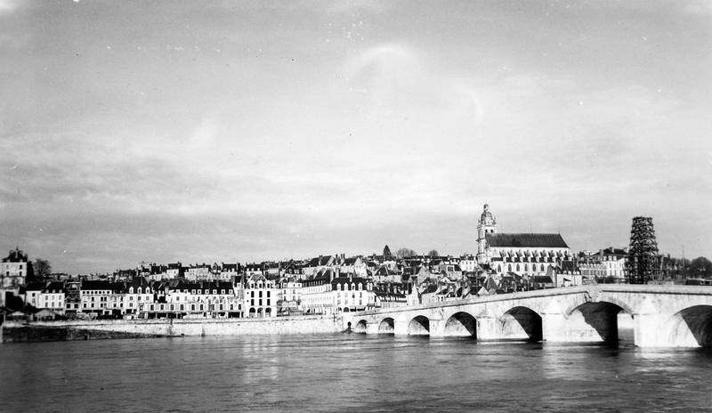 La rive droite et le pont vus depuis Vienne, début des années cinquante. (Archives départementales de Loir-et-Cher, Blois, 1195W44).