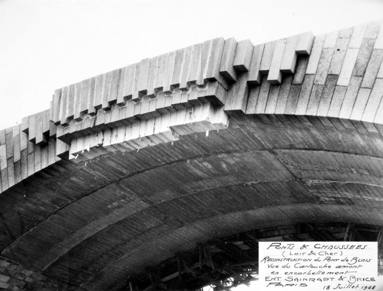 Reconstruction du pont, 18-07-1948. Par Jean Chartrin (Archives départementales de Loir-et-Cher, Blois, 1195 W 44).